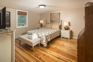 6 bedrooms, WiFi (free), bed sheets - Historic Beech Mountain Lodge | Hot Tub | Game Room | Sleeps 19 (Beech Mountain)