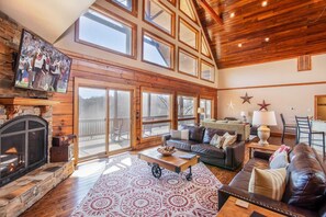 TV, caminetto, lettore DVD, tavolo da calcetto