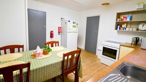 Fridge, microwave, oven, stovetop - Snowy Mtn Lake Cottage | Pets & Groups | Sleeps 8 (Talbingo)