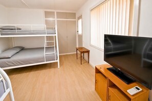 2 bedrooms, desk, iron/ironing board, WiFi - Nature Lovers: Snowy Cottage Escape! Book Direct (Talbingo)