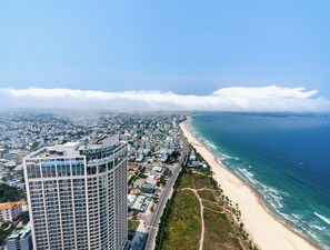 A high-rise hotel with a view of a beach and ocean. - Four Points by Sheraton Danang (Da Nang)