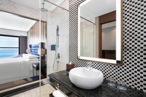 Room, 1 King Bed, Ocean View, High Floor (Balcony) | Bathroom | Eco-friendly toiletries, hair dryer, bathrobes, slippers - Four Points by Sheraton Danang (Da Nang)