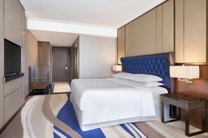 Deluxe Room, 1 King Bed, Ocean View, Balcony (Bathtub) | Down comforters, in-room safe, desk, laptop workspace - Four Points by Sheraton Danang (Da Nang)