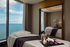 Behandelingskamers voor koppels, een sauna, een stoombad