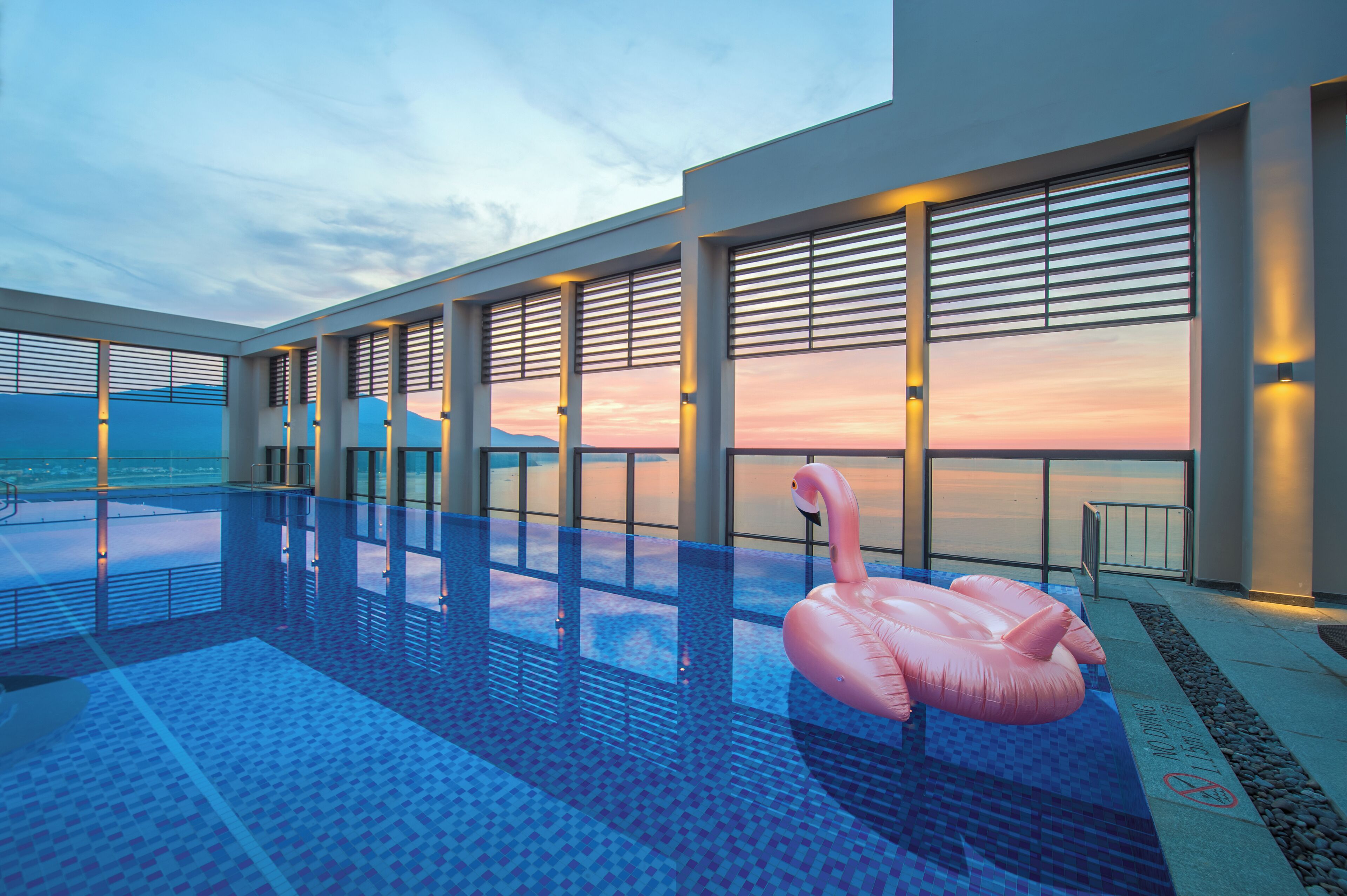 outdoor pool, open 6:00 am to 9:00 pm, pool loungers