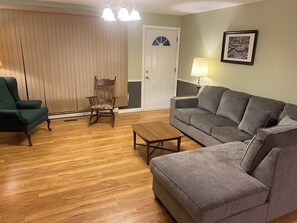 TV, DVD player, stereo - Oysterbay Cottage - Fun, Beach and Food!!! License number 2100974 (Darnley)