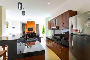 Fridge, microwave, oven, stovetop - Puri Bagus Villa Legian Kuta (Kuta)