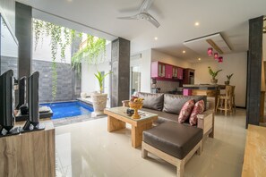 Vila família, 3 quartos, piscina particular | Sala de estar | TV LED