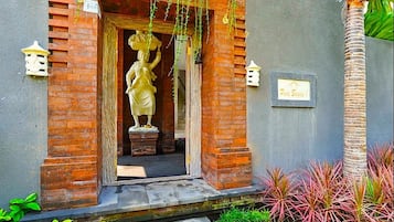 Vista frontal de la propiedad