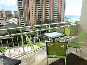 Outdoor dining - Spacious Studio Unit with Lagoon View #730 (Honolulu)