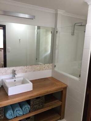 Shower, towels, soap, toilet paper - Bacchus Beach House, walk to beach,  pet friendly, suits couples or families (Dunsborough)