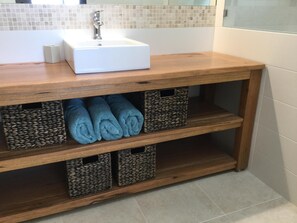 Dusche, Handtücher, Seife, Toilettenpapier
