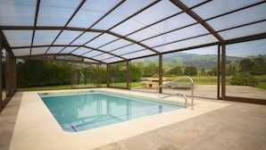 A covered swimming pool with a view of the countryside. - El Puentuco (Villacarriedo)