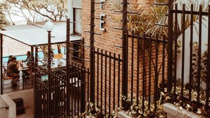 A hotel with a brick facade and a sign that reads "HOTEL NTOE". - Antope - Apartaestudios (Cali)