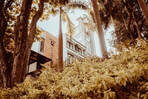 Junior Suite Single Occupant | Living area | Flat-screen TV - Antope - Apartaestudios (Cali)