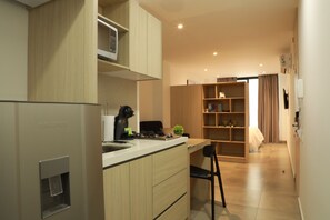 Junior Suite Single Occupant | Cocina privada | Refrigerador, microondas, parrilla de estufa y cafetera y tetera 