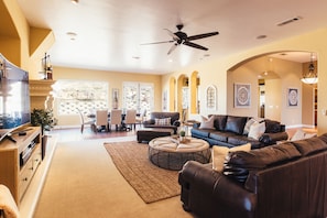 Smart TV, fireplace, ping pong, stereo