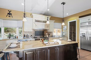 Fridge, microwave, oven, stovetop - Via del Sur by AvantStay | Private Spanish Villa w/ Views | Walk to Wineries! (Temecula)