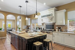 Fridge, microwave, oven, stovetop - Via del Sur by AvantStay | Private Spanish Villa w/ Views | Walk to Wineries! (Temecula)