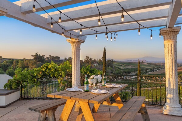 Outdoor dining - Via del Sur by AvantStay | Private Spanish Villa w/ Views | Walk to Wineries! (Temecula)