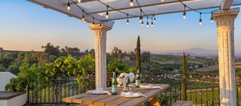 Spanische Villa mit fantastischer Aussicht | Schläft 18 | Spazieren Sie zu Weingütern! ❤ von AvantStay