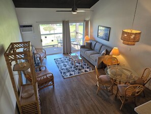 Televisión, reproductor de DVD, libros y biblioteca musical 