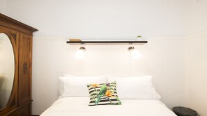 2 bedrooms, desk, iron/ironing board, free WiFi - 'Aotea' - Inner City Art Deco Oasis (New Farm)