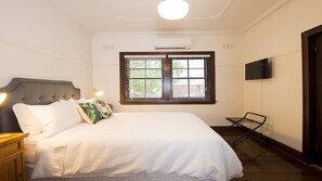 2 chambres, bureau, fer et planche à repasser, accès au Wi-Fi (inclus)