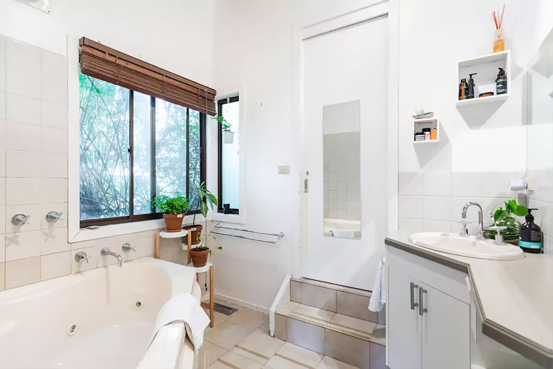 Tranquil House in the Foothill of the Dandy Ranges — image 12