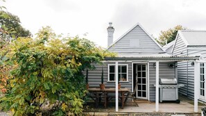 Outdoor dining - Piccadilly House Daylesford ~ Walk to main street! (Daylesford)