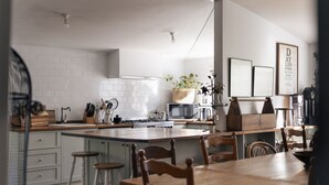 Coffee/tea maker, microwave, oven, dishwasher - Piccadilly House Daylesford ~ Walk to main street! (Daylesford)