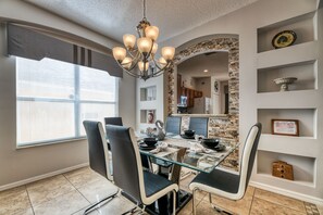 Dining - 3 miles to Disney in Emerald Island Resort - South-facing pool/spa, GAME ROOM (Kissimmee)