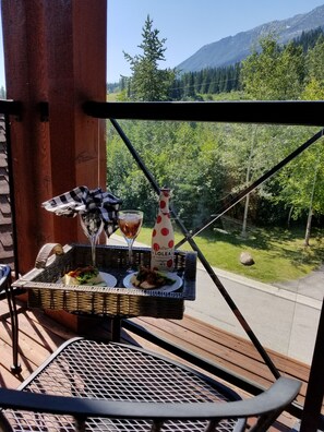 Outdoor dining - Slope Side Luxury Open Beam Townhome Private Hot Tub - True - Ski-in-out (Golden)