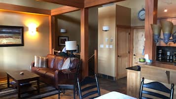 Televisión, chimenea, reproductor de DVD y estéreo