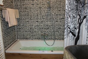 Badewanne, Whirlpool, Haartrockner, Handtücher