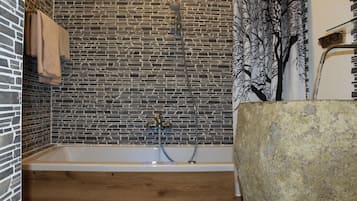 Baignoire, baignoire à jets, sèche-cheveux, serviettes fournies