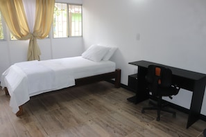 Habitación triple básica, 3 camas individuales, cocina básica, vistas al jardín | Wifi gratis y accesible en silla de ruedas