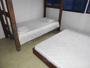 Habitación triple básica, 3 camas individuales, cocina básica, vistas al jardín | Wifi gratis y accesible en silla de ruedas