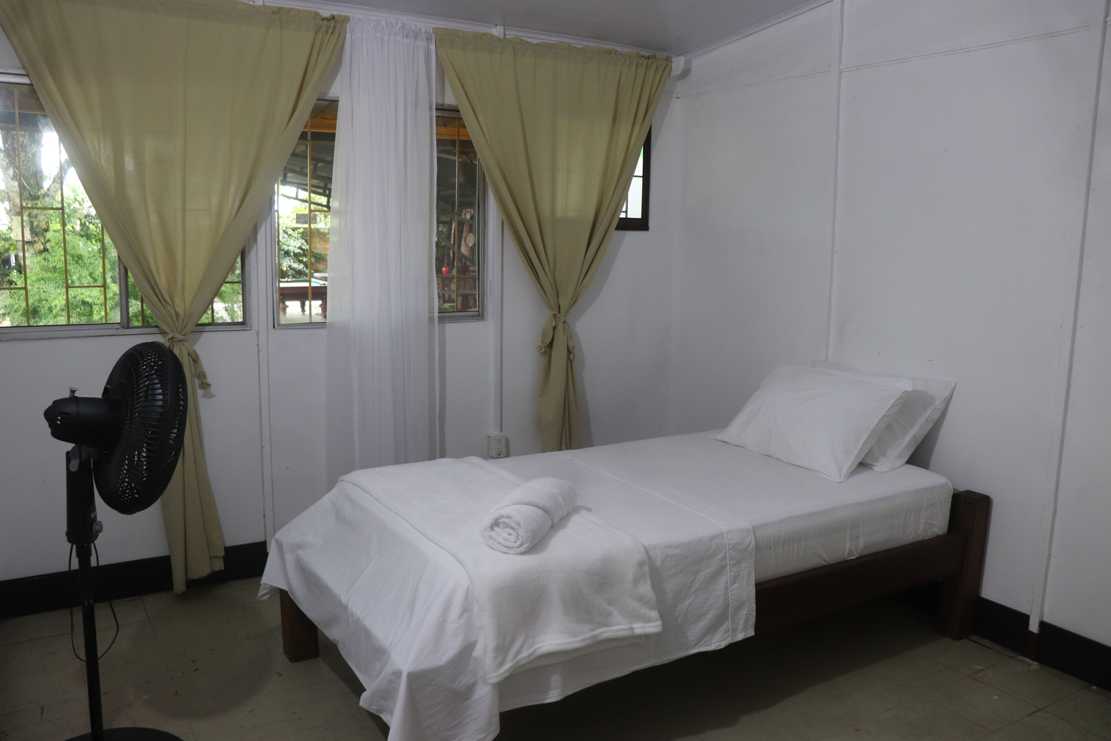 Habitación individual básica, 2 camas individuales, cocina básica | Wifi gratis y accesible en silla de ruedas
