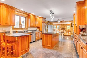 Geladeira, micro-ondas, cooktop, lava-louças
