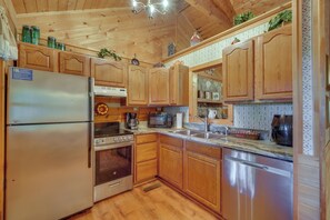 Fridge, microwave, stovetop, dishwasher - 7 Mi to The Island in Pigeon Forge: Relaxing Cabin (Sevierville)