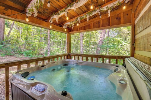 7 Mi to The Island in Pigeon Forge: Relaxing Cabin