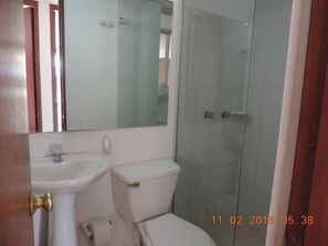 Familienapartment, 2 Schlafzimmer | Badezimmer | Dusche, Regendusche, kostenlose Toilettenartikel, Handtücher