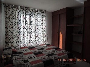 Familienapartment, 2 Schlafzimmer | 1 Schlafzimmer, individuell dekoriert, individuell eingerichtet