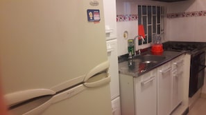 Family Apartment, 2 Bedrooms | Private kitchen | Fridge, microwave, oven, stovetop - Apartamento confortable (Bogotá)