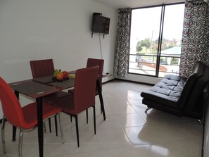 Apartamento familiar, 2 habitaciones | Sala de estar | Una televisión de pantalla plana