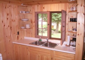 Réfrigérateur, micro-ondes, plaque de cuisson, cafetière/bouilloire