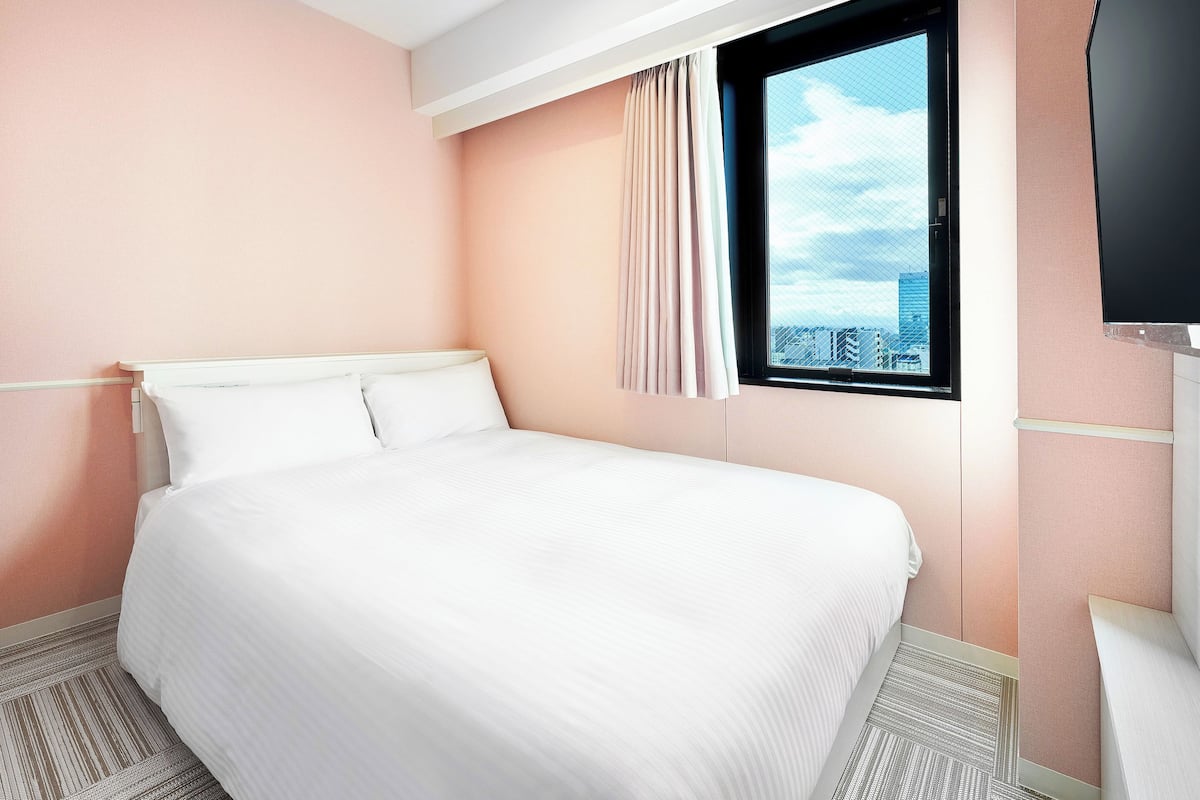 Standard Room, Female only, Non Smoking (Top Floor, Bathtub) | In-room safe, blackout drapes, soundproofing, iron/ironing board
