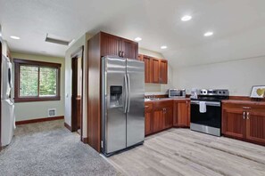 Jääkaappi, mikroaaltouuni, uuni, liesi