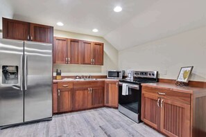 Fridge, microwave, oven, stovetop - Cozy Private McCall Downtown Remodeled Studio (McCall)